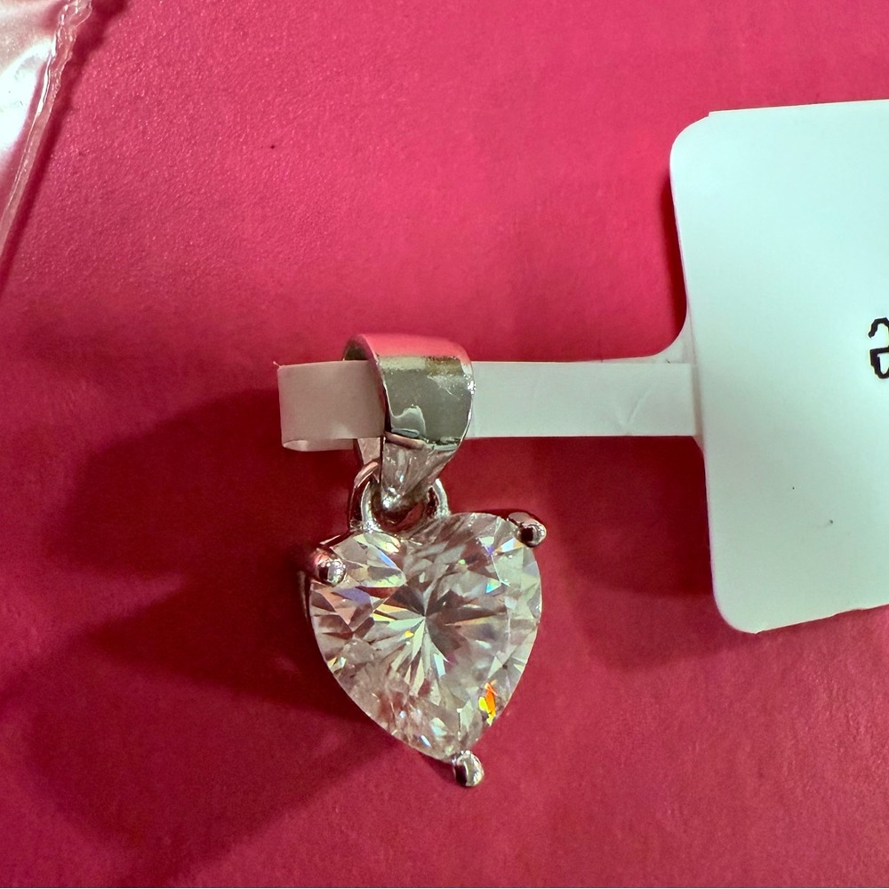 Beautiful Dainty .8 Ct Heart Pendant Necklace - Picture 3 of 5